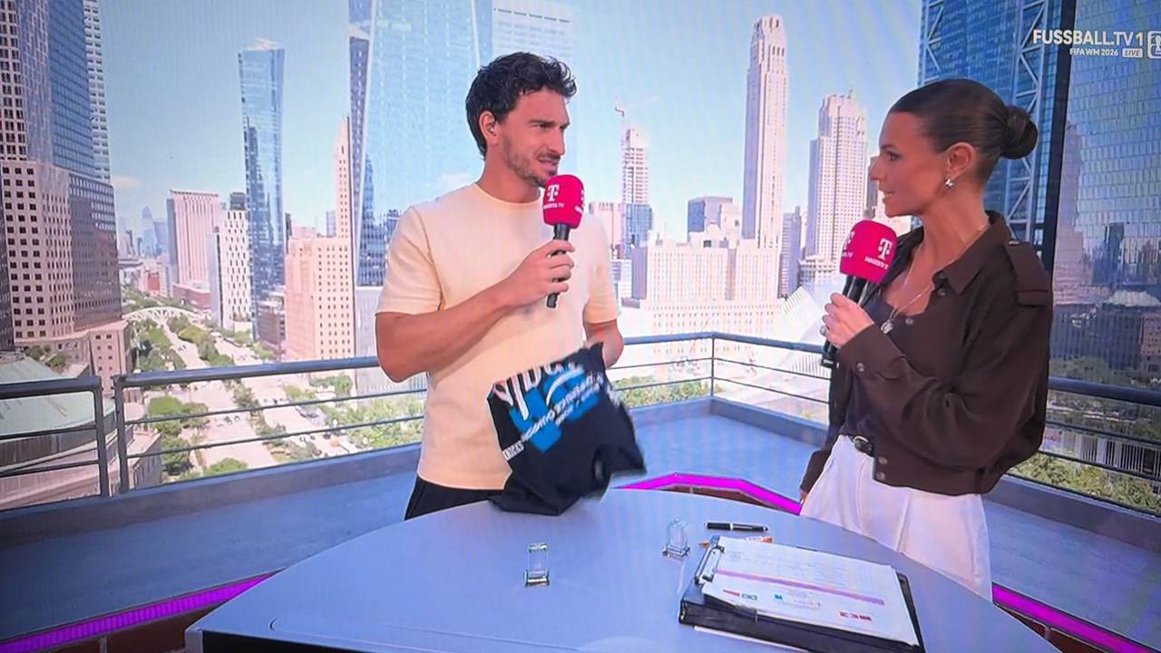 Laura Wontorra und Mats Hummels unterhalten sich.