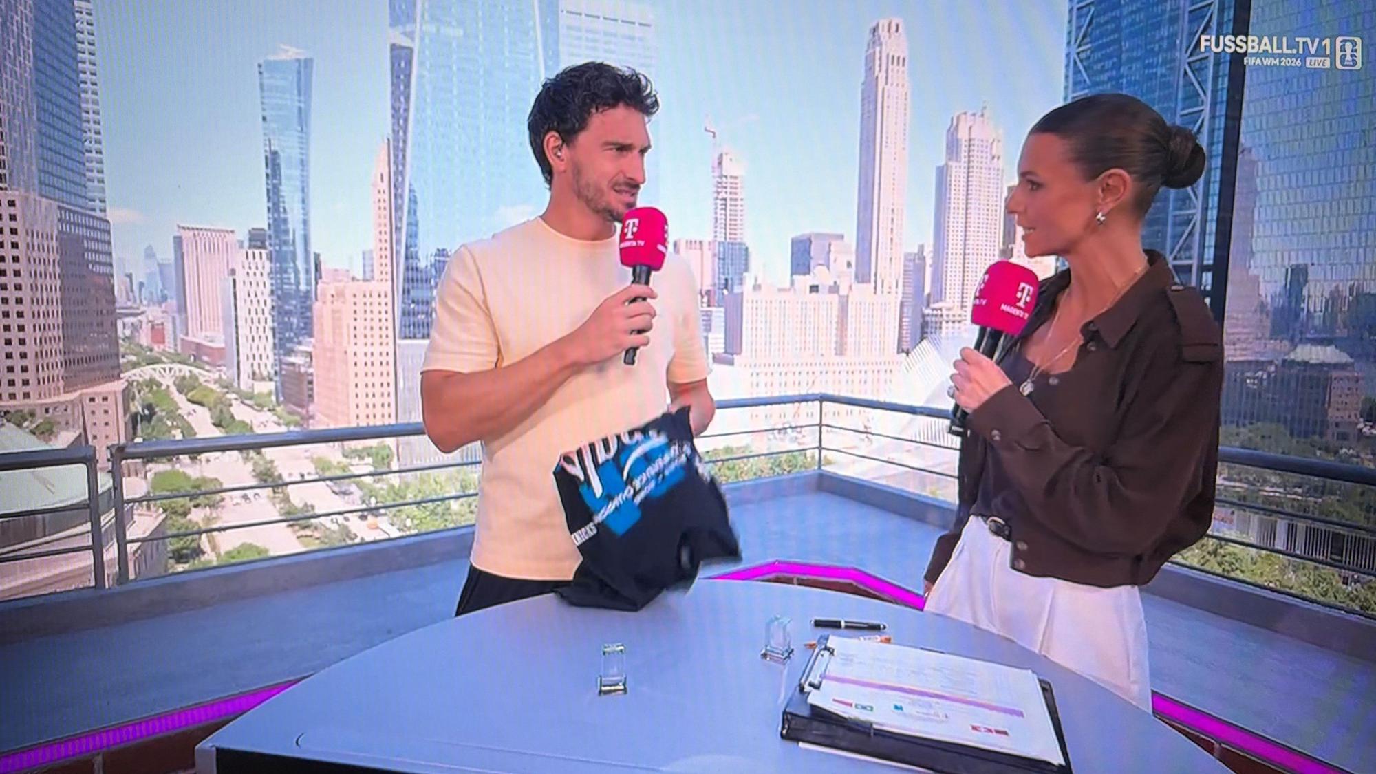 Laura Wontorra und Mats Hummels unterhalten sich.