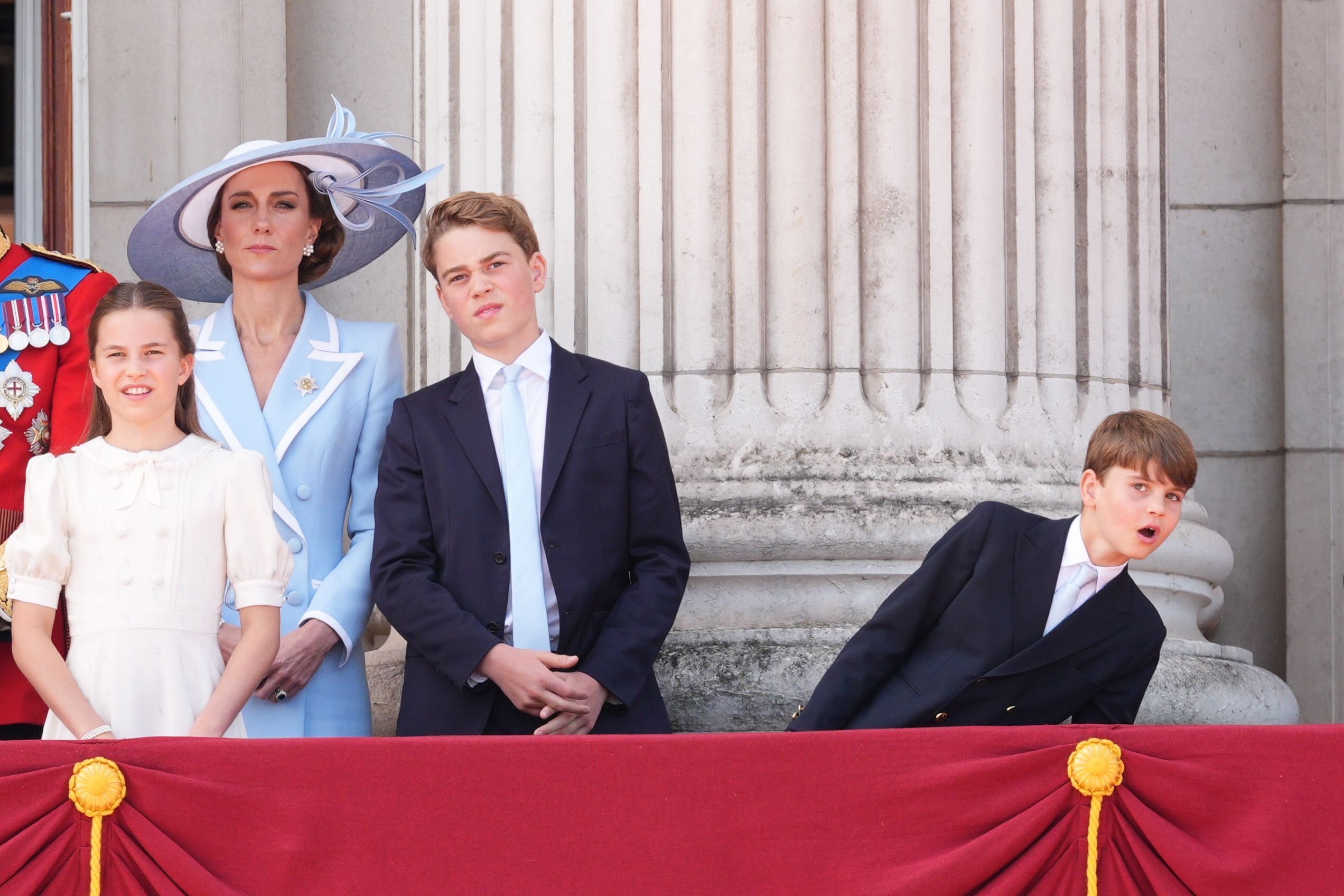 Prinzessin Charlotte, Prinzessin Kate, Prinz George und Prinz Louis auf dem Balkon des Buckingham Palace.