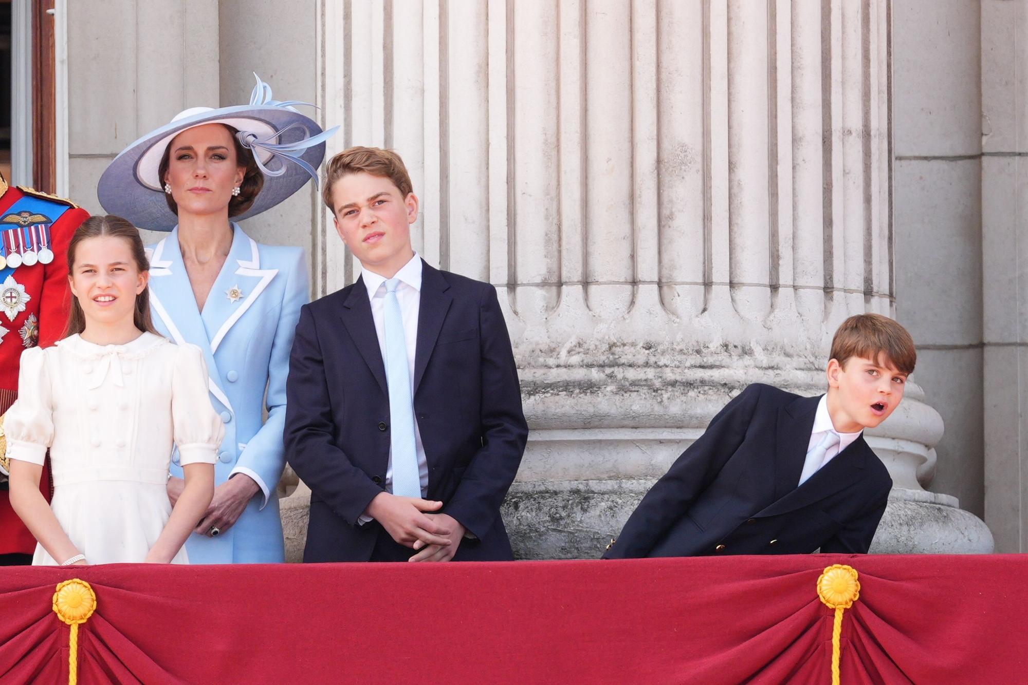 Prinzessin Charlotte, Prinzessin Kate, Prinz George und Prinz Louis auf dem Balkon des Buckingham Palace.