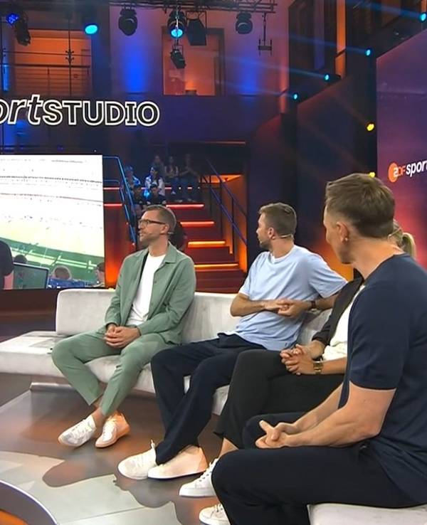 Blick ins WM-Studio des ZDF bei einer Schalte mit Claudia Neumann.
