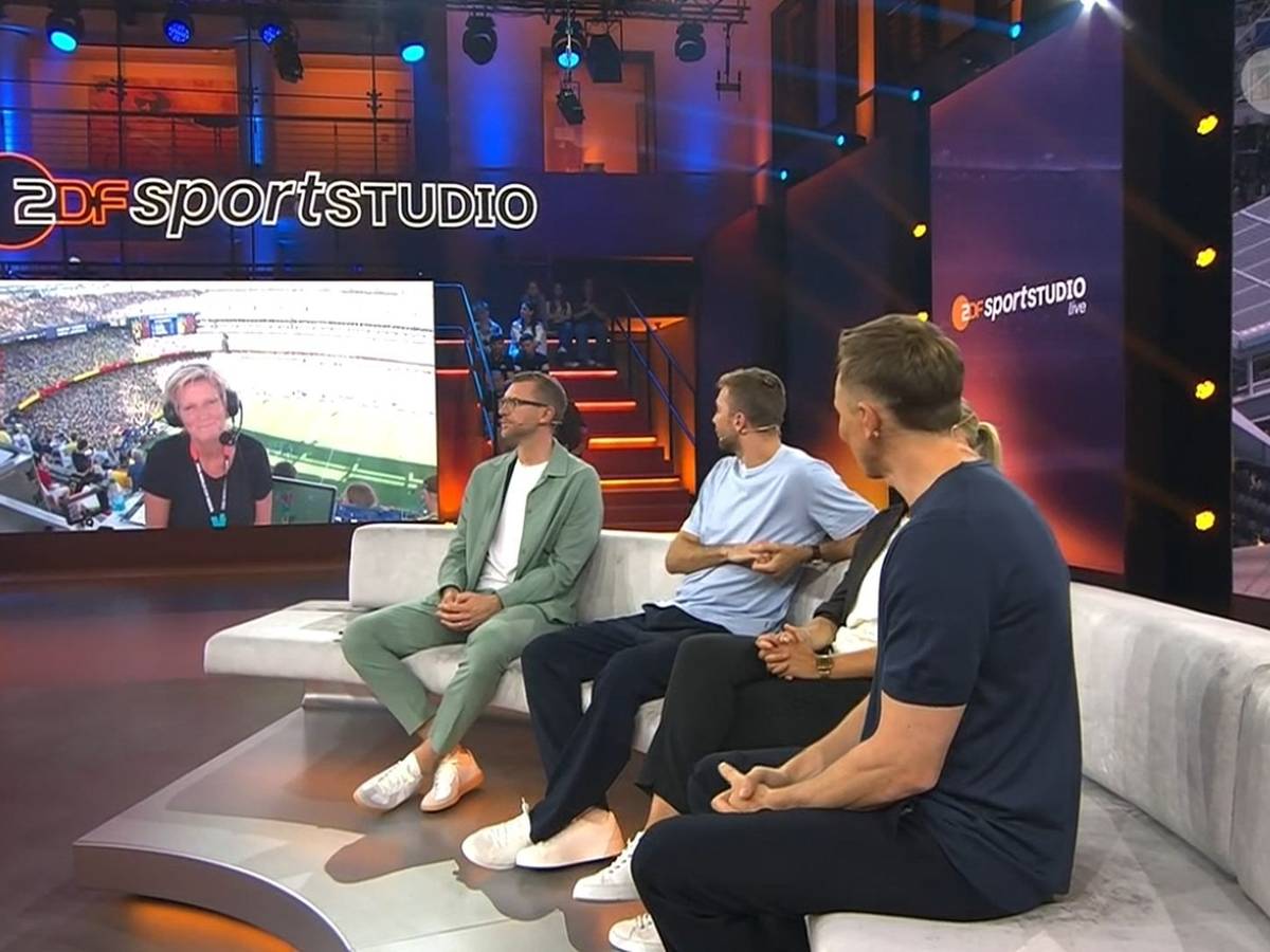 Blick ins WM-Studio des ZDF bei einer Schalte mit Claudia Neumann.