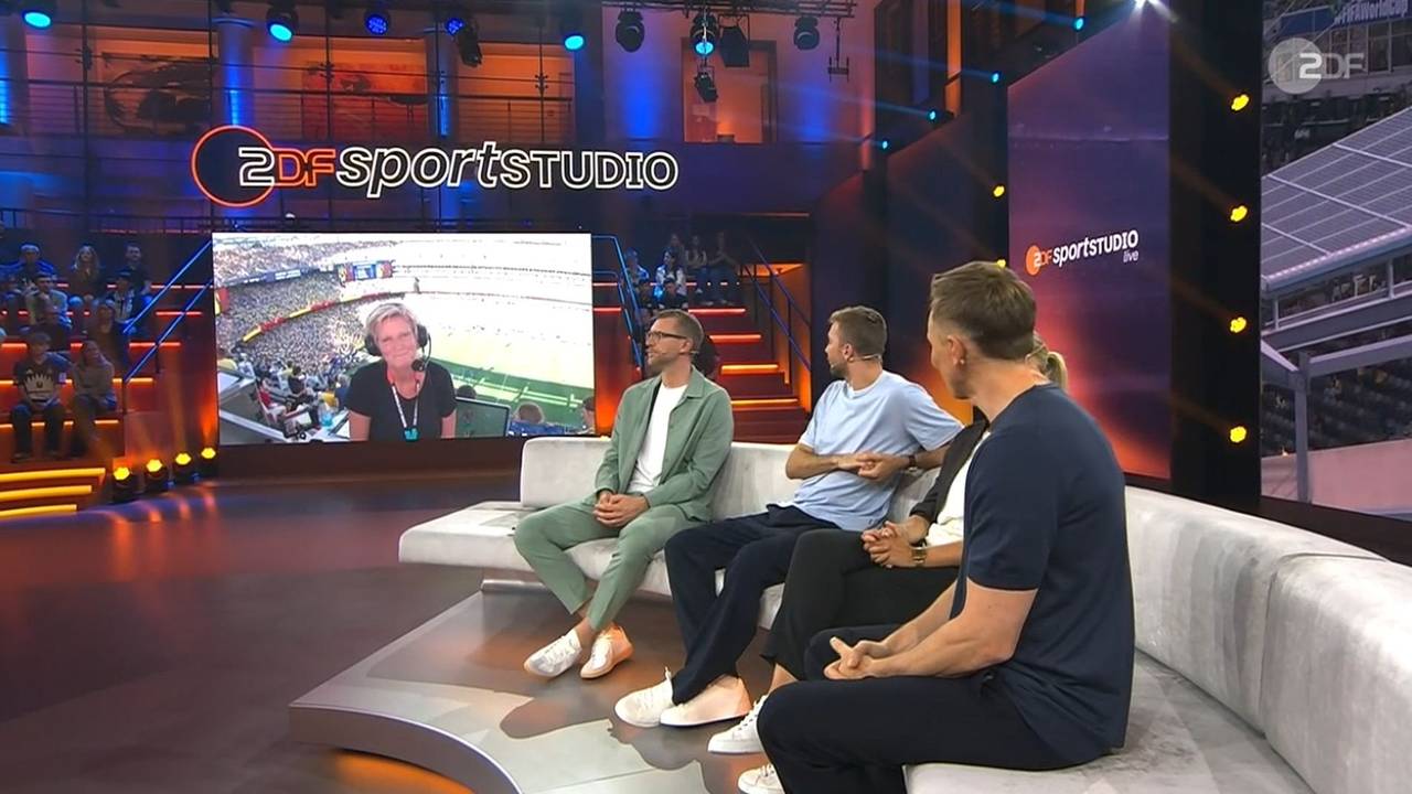 Blick ins WM-Studio des ZDF bei einer Schalte mit Claudia Neumann.