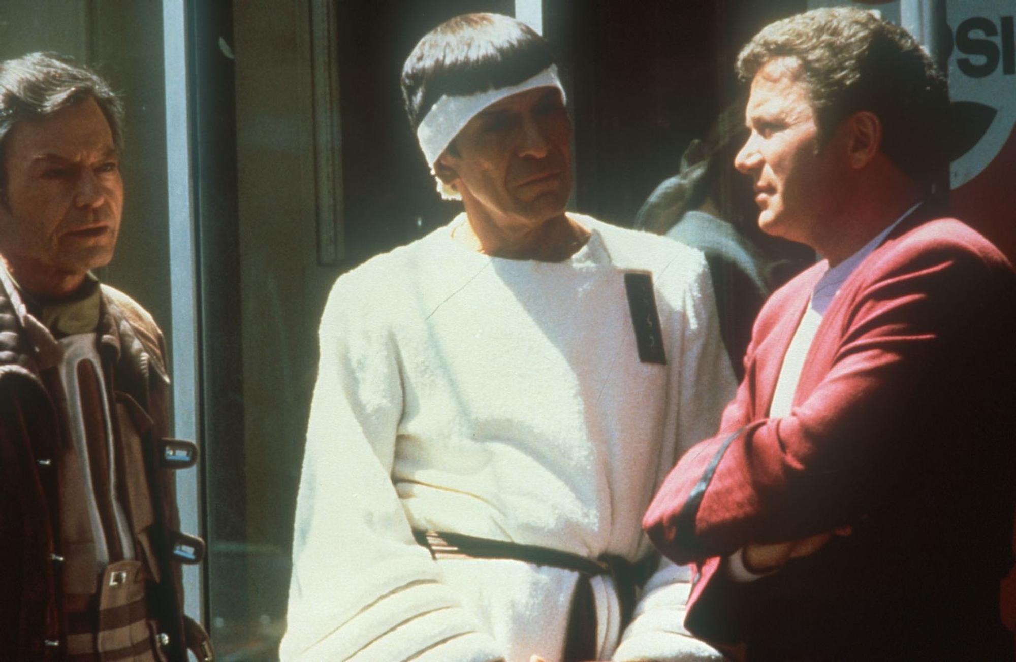 Dr. McCoy (DeForest Kelley, links) Mr. Spock (Leonard Nimoy, Mitte) und Kirk (William Shatner) müssen sich mühsam im San Francisco der Gegenwart zurechtfinden. (Bild: ZDF/Bruce Birmelin)