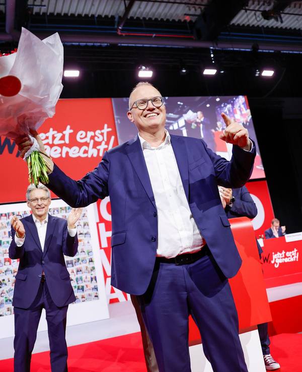 Jochen Ott (SPD) (r), Vorsitzender der SPD-Landtagsfraktion, steht nach der Wahl zum Spitzenkandidaten für die Landtagswahl 2027 vor André Stinka (SPD), Mitglied des Landtags, und Achim Post, Vorsitzender der SPD Nordrhein-Westfalen, bei der Landesdelegiertenkonferenz auf der Bühne.