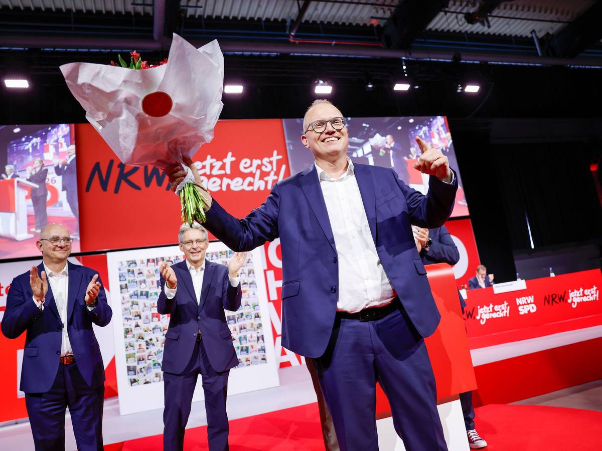 Jochen Ott (SPD) (r), Vorsitzender der SPD-Landtagsfraktion, steht nach der Wahl zum Spitzenkandidaten für die Landtagswahl 2027 vor André Stinka (SPD), Mitglied des Landtags, und Achim Post, Vorsitzender der SPD Nordrhein-Westfalen, bei der Landesdelegiertenkonferenz auf der Bühne.