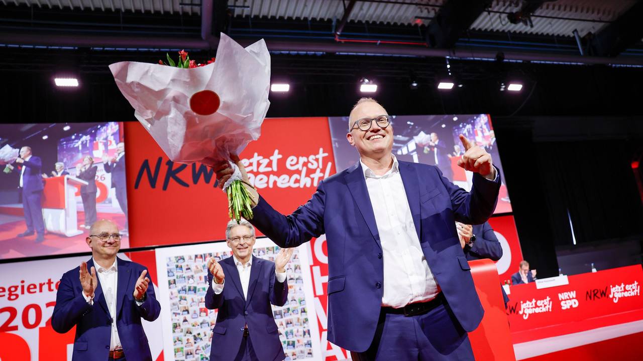 Jochen Ott (SPD) (r), Vorsitzender der SPD-Landtagsfraktion, steht nach der Wahl zum Spitzenkandidaten für die Landtagswahl 2027 vor André Stinka (SPD), Mitglied des Landtags, und Achim Post, Vorsitzender der SPD Nordrhein-Westfalen, bei der Landesdelegiertenkonferenz auf der Bühne.