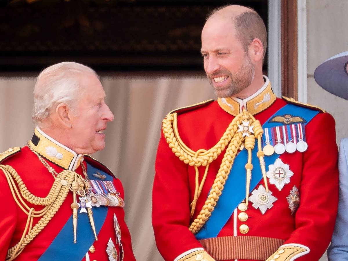 König Charles III. und William, Prinz von Wales auf dem Balkon des Buckingham Palace in London
