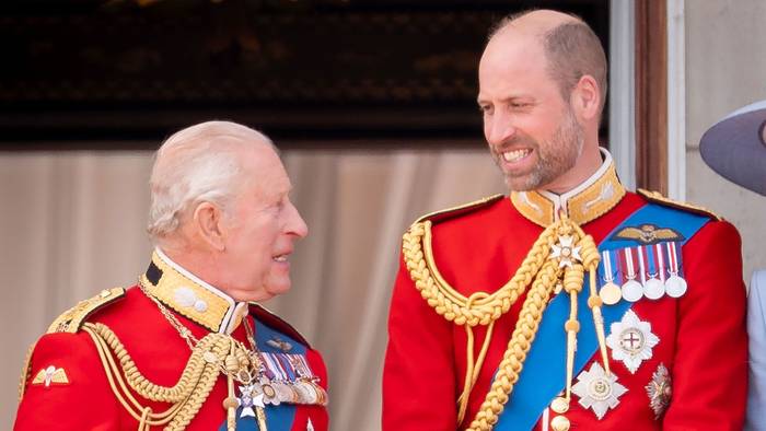 König Charles III. und William, Prinz von Wales auf dem Balkon des Buckingham Palace in London