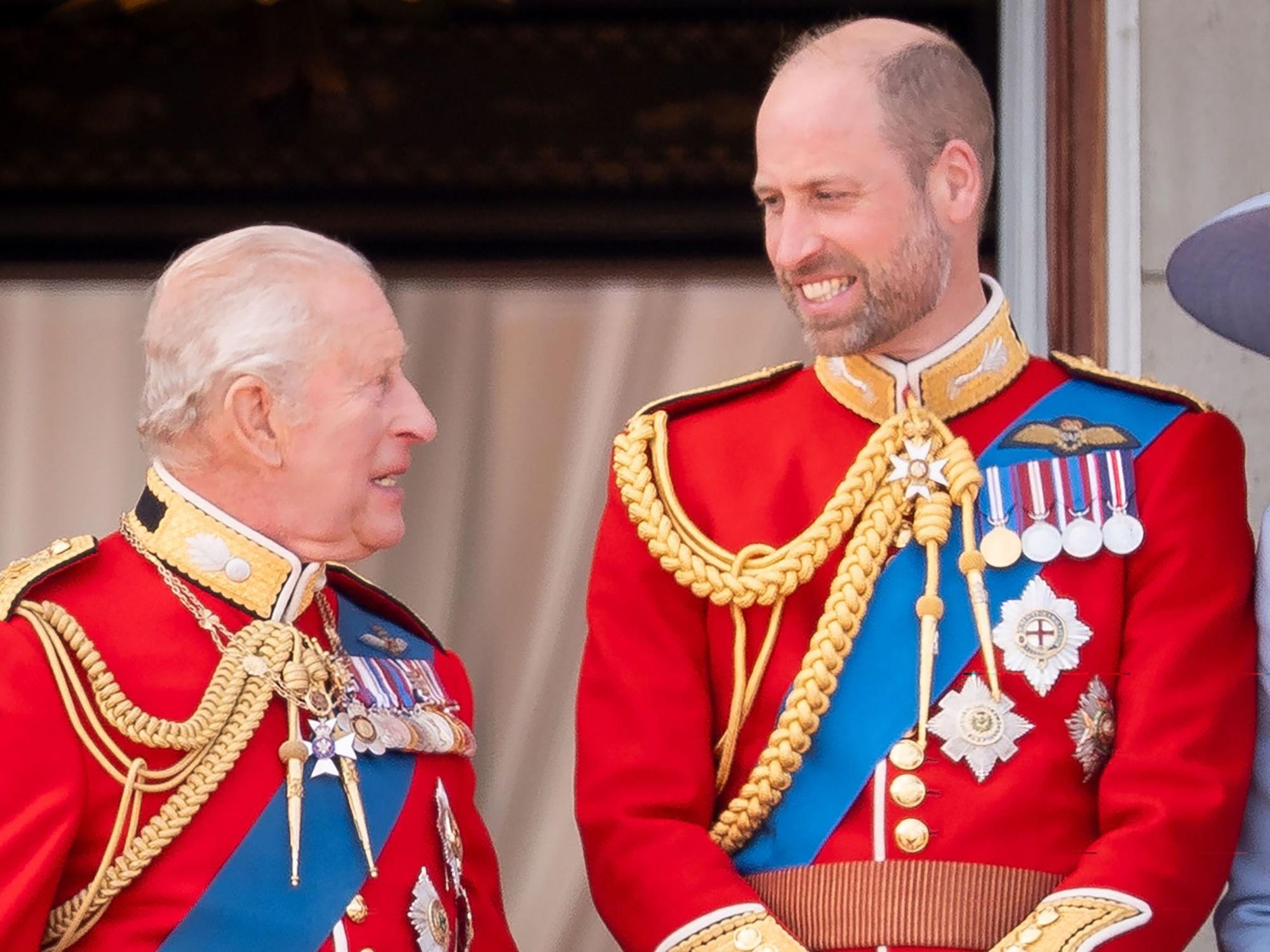 König Charles III. und Prinz William auf dem Balkon des Buckingham Palace in London, um den Flugüberflug im Anschluss an die „Trooping the Colour“-Zeremonie zu sehen.