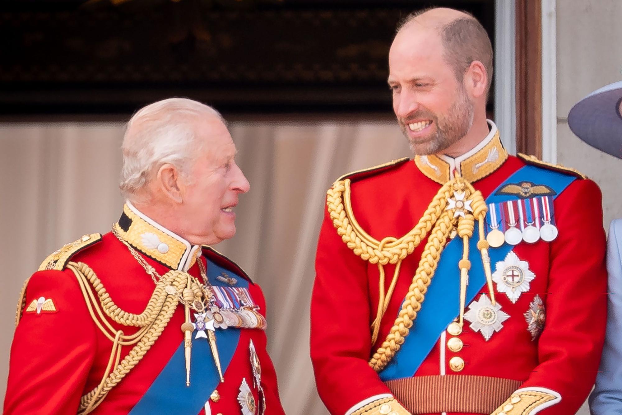 König Charles III. und Prinz William auf dem Balkon des Buckingham Palace.