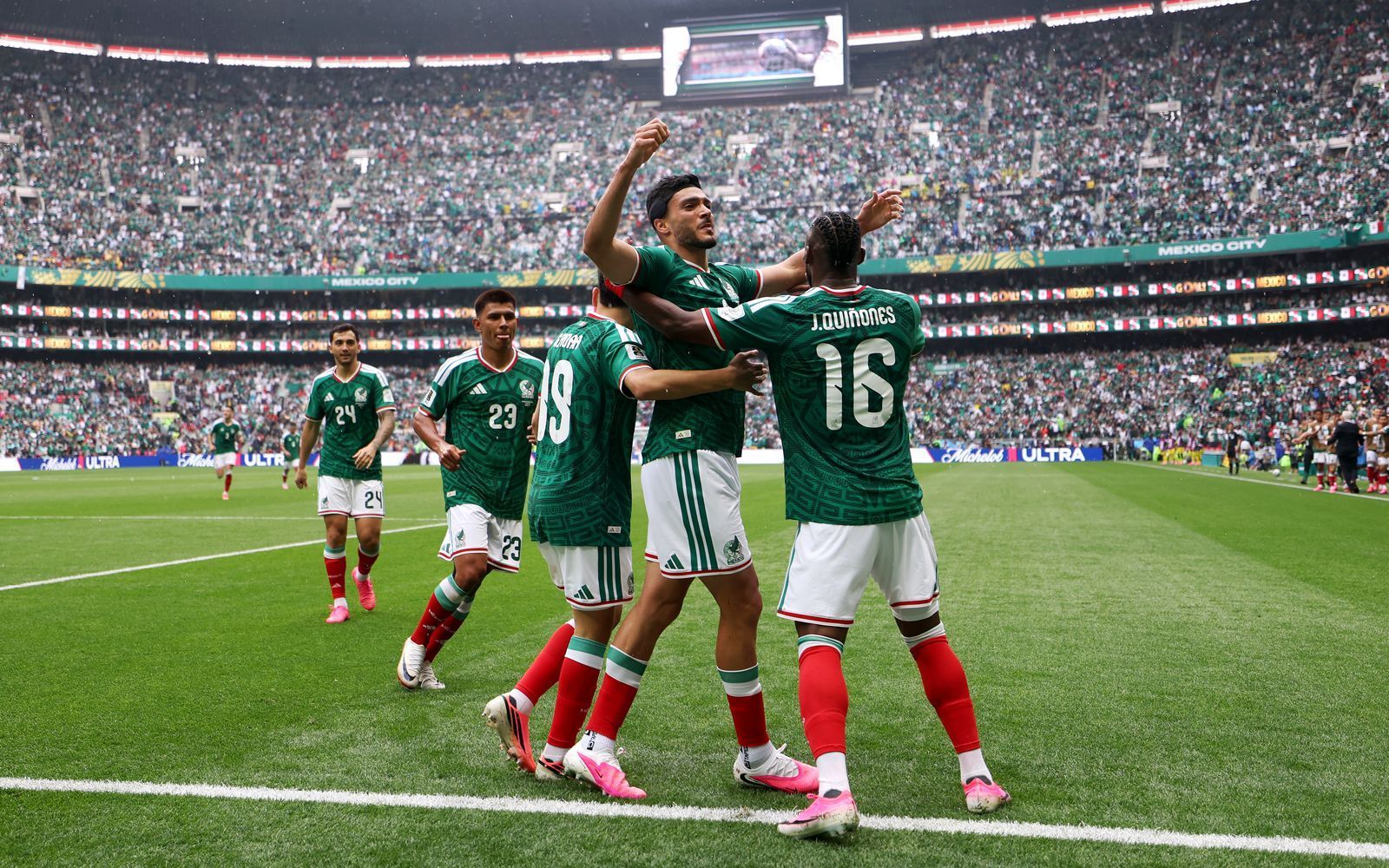 Raul Jimenez (Zweiter von rechts) traf für Mexiko beim WM-Eröffnungsspiel. (Bild: 2026 Getty Images/Carl Recine)