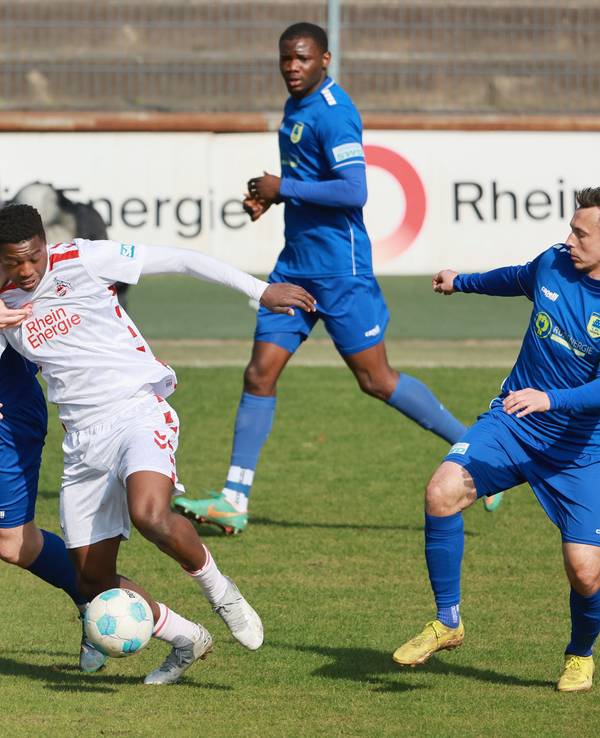 1. FC Köln Amateure (U21) gegen 1. FC Düren in der Regionalliga West: Mansour Ouro-Tagba (1. FC Köln) am Ball.