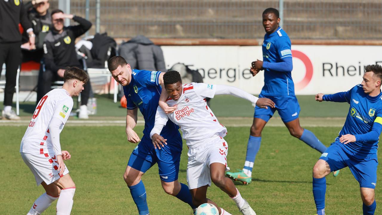 1. FC Köln Amateure (U21) gegen 1. FC Düren in der Regionalliga West: Mansour Ouro-Tagba (1. FC Köln) am Ball.