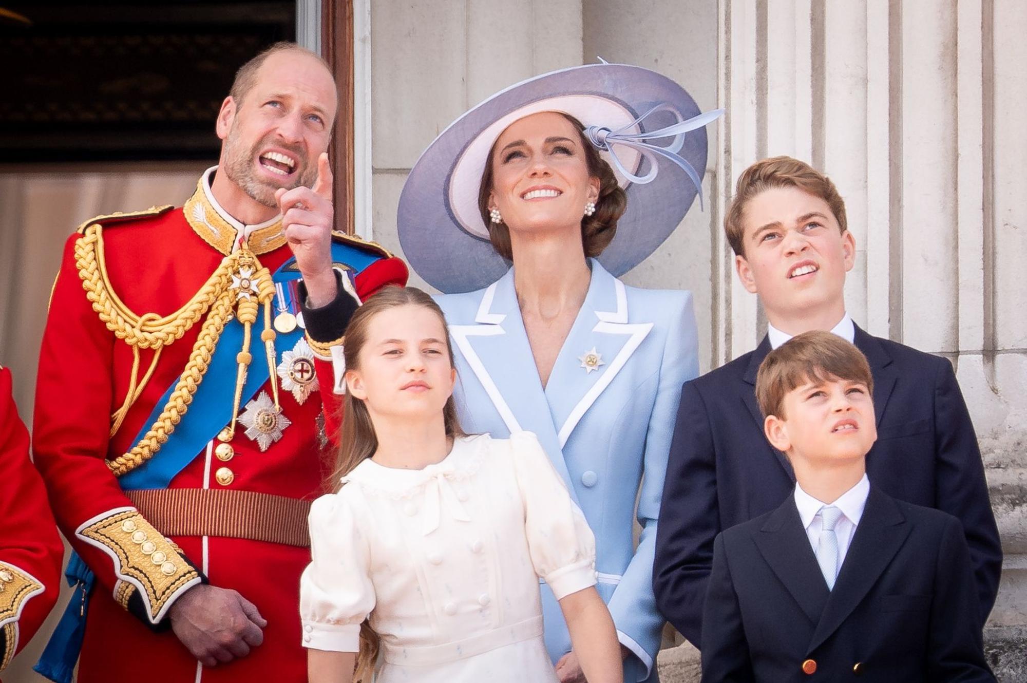 Prinz William, Prinzessin Kate, Prinzessin Charlotte, Prinz George und Prinz Louis auf dem Balkon des Buckingham Palace.