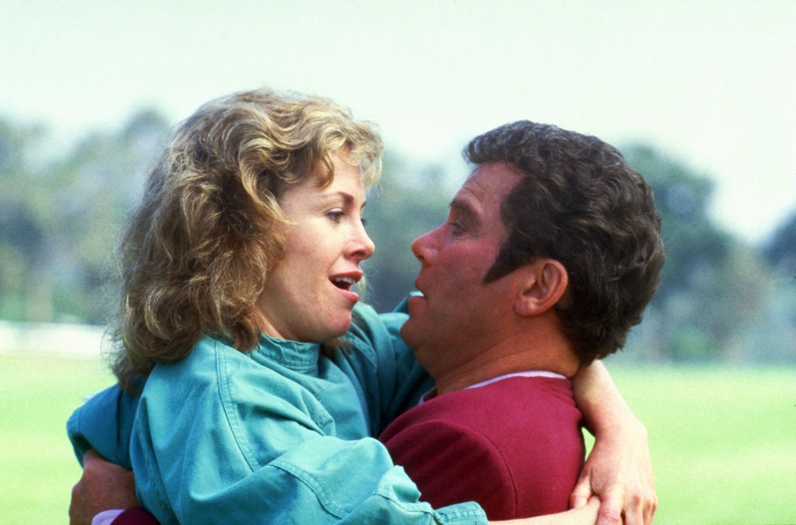 Captain Kirk (William Shatner) schafft es, das Misstrauen der Meeresbiologin Gillian Taylor (Catherine Hicks) zu zerstreuen. (Bild: ZDF/Bruce Birmelin)