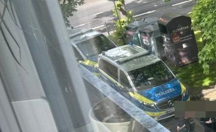 Am 15. Mai 2026 gab es im Bereich des Restaurants erneut einen Polizeieinsatz. B. fotografierte den Einsatz aus dem Fenster.