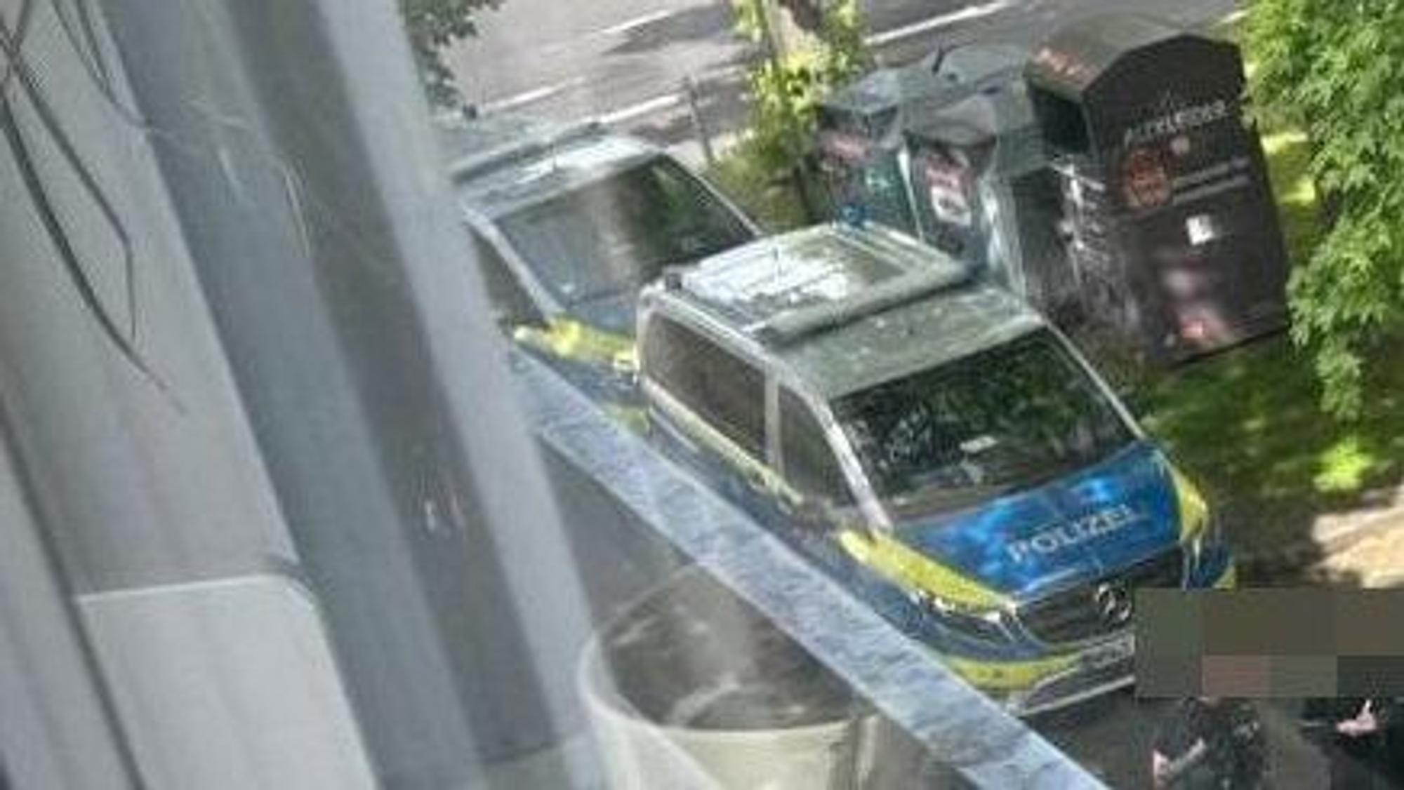 Am 15. Mai 2026 gab es im Bereich des Restaurants erneut einen Polizeieinsatz. B. fotografierte den Einsatz aus dem Fenster.
