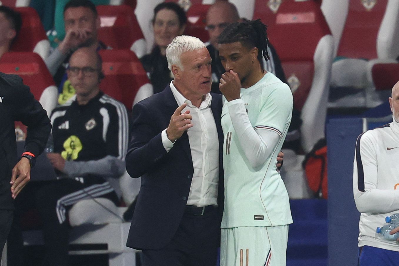 Frankreich-Coach Didier Deschamps und Michael Olise besprechen sich an der Seitenlinie.
