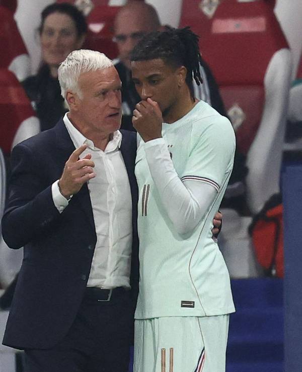 Frankreich-Coach Didier Deschamps und Michael Olise besprechen sich an der Seitenlinie.