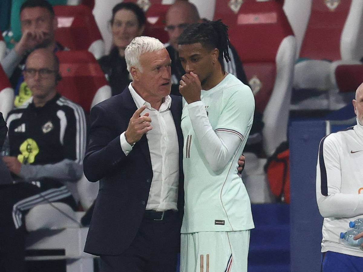 Frankreich-Coach Didier Deschamps und Michael Olise besprechen sich an der Seitenlinie.
