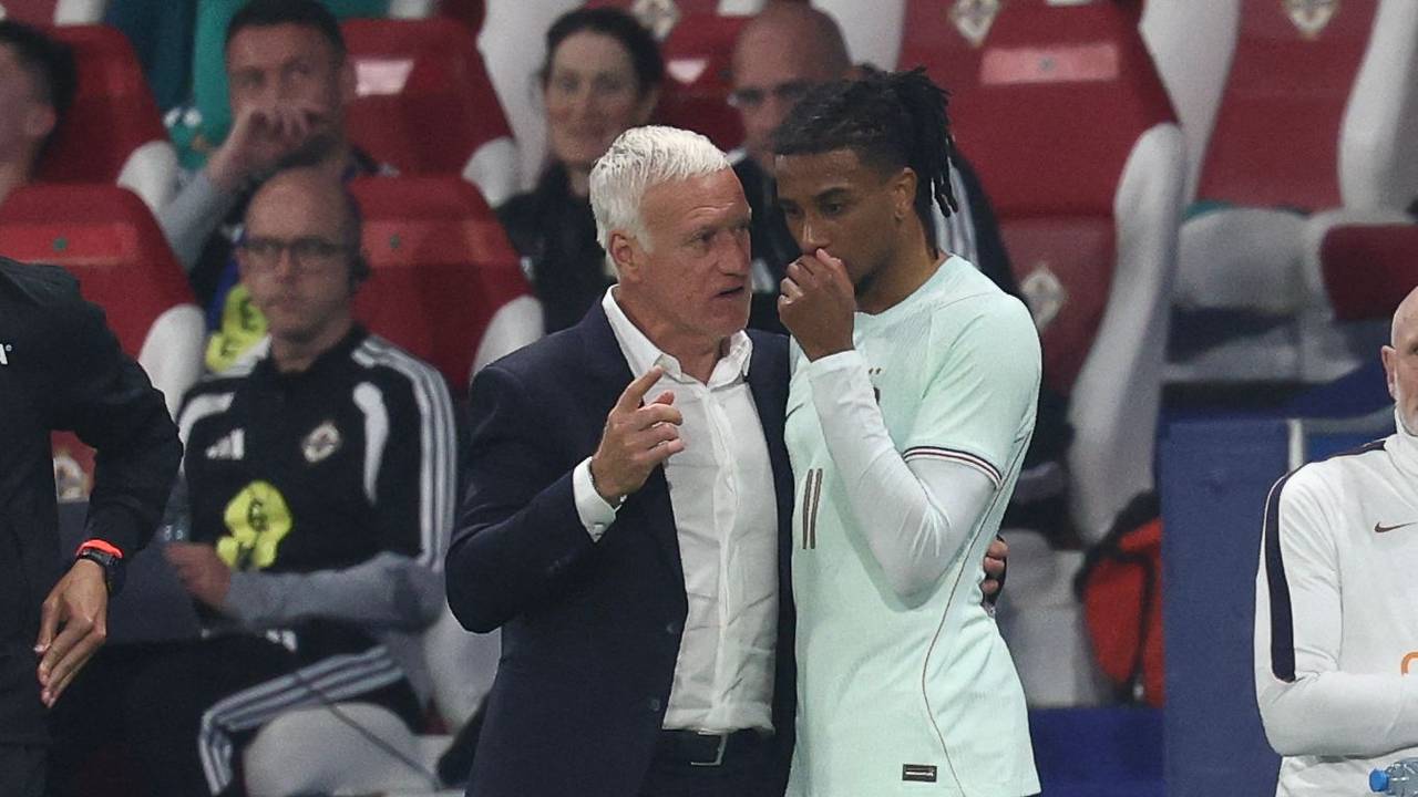 Frankreich-Coach Didier Deschamps und Michael Olise besprechen sich an der Seitenlinie.