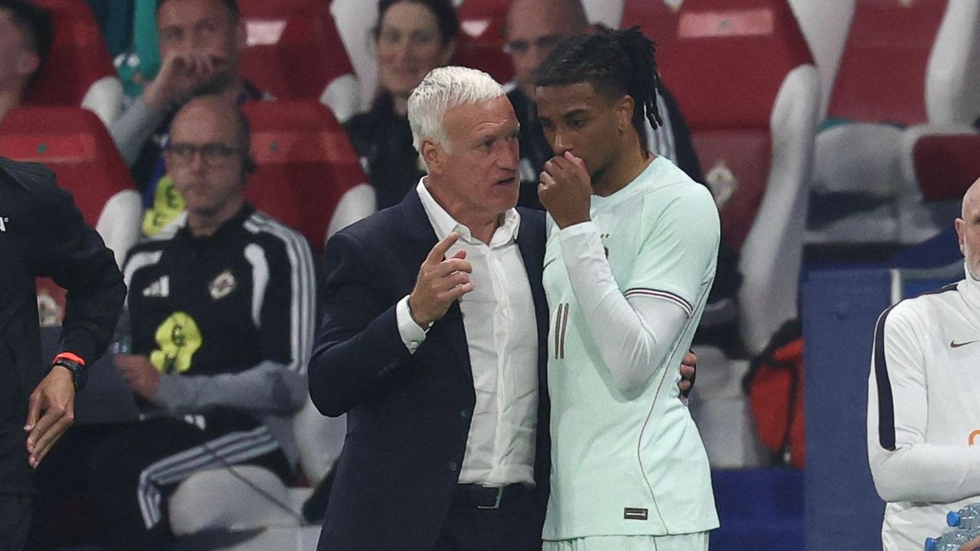 Frankreich-Coach Didier Deschamps und Michael Olise besprechen sich an der Seitenlinie.
