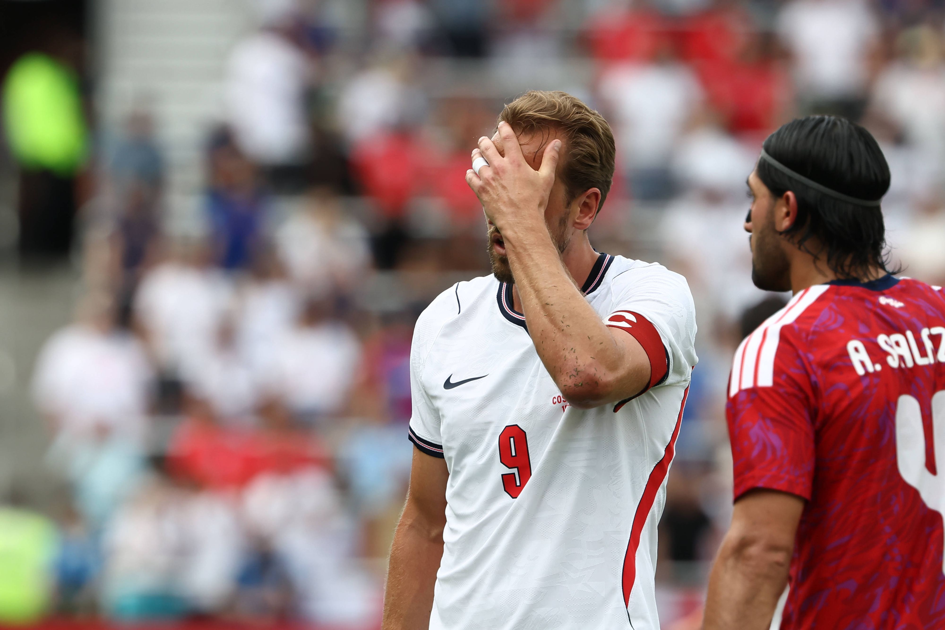 Harry Kane schlägt sich die Hand vor das Gesicht.