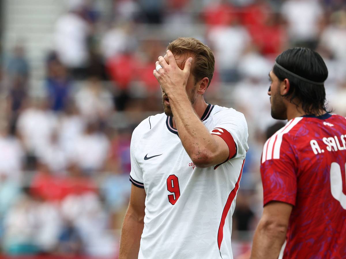Harry Kane schlägt sich die Hand vor das Gesicht.