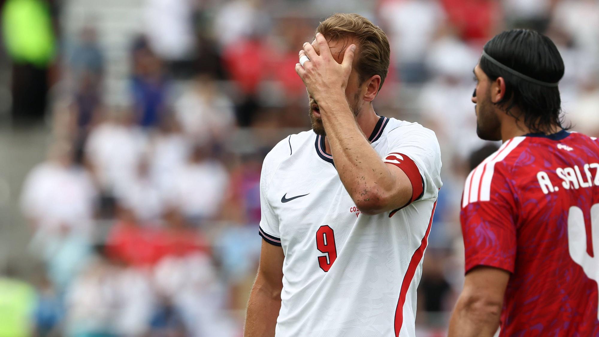 Harry Kane schlägt sich die Hand vor das Gesicht.
