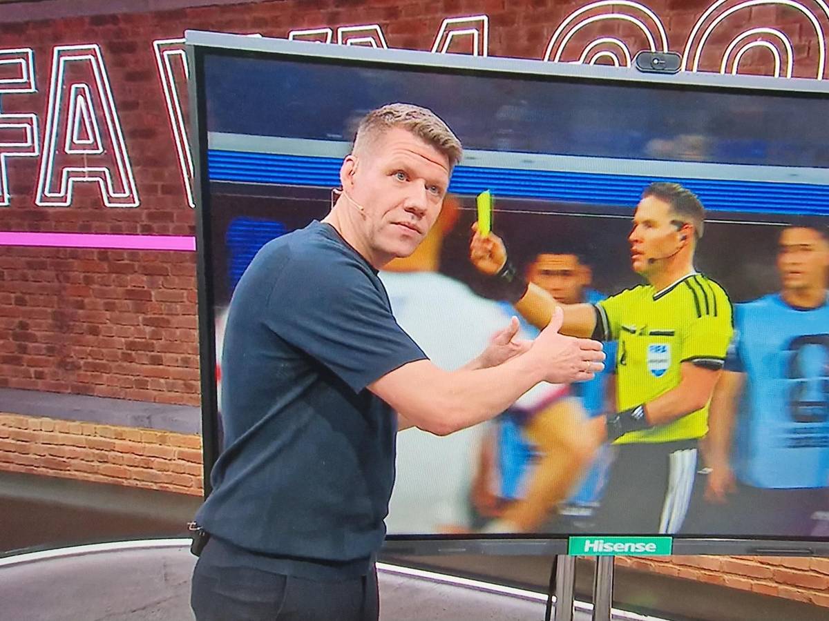 Patrick Ittrich erklärt im Magenta-Studio etwas am Bildschirm.