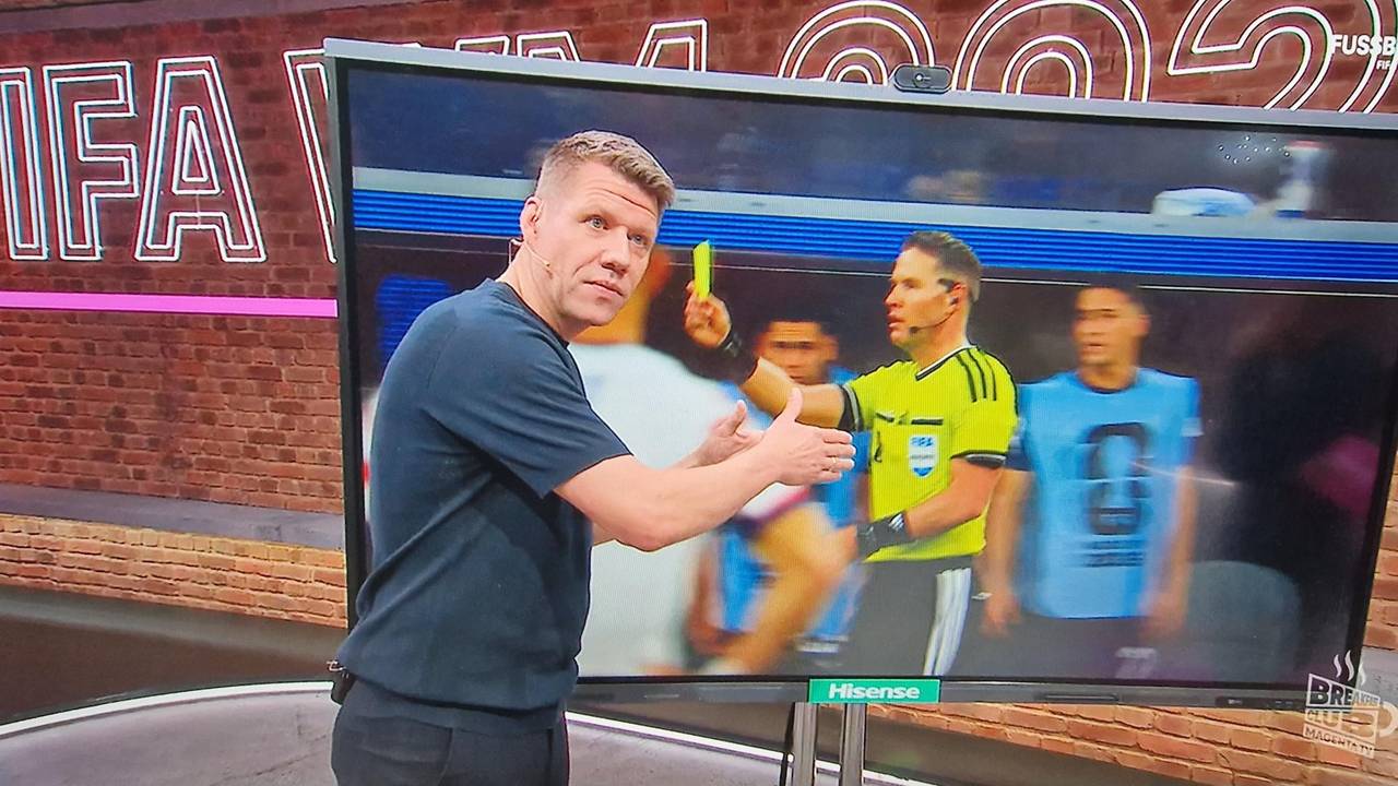 Patrick Ittrich erklärt im Magenta-Studio etwas am Bildschirm.