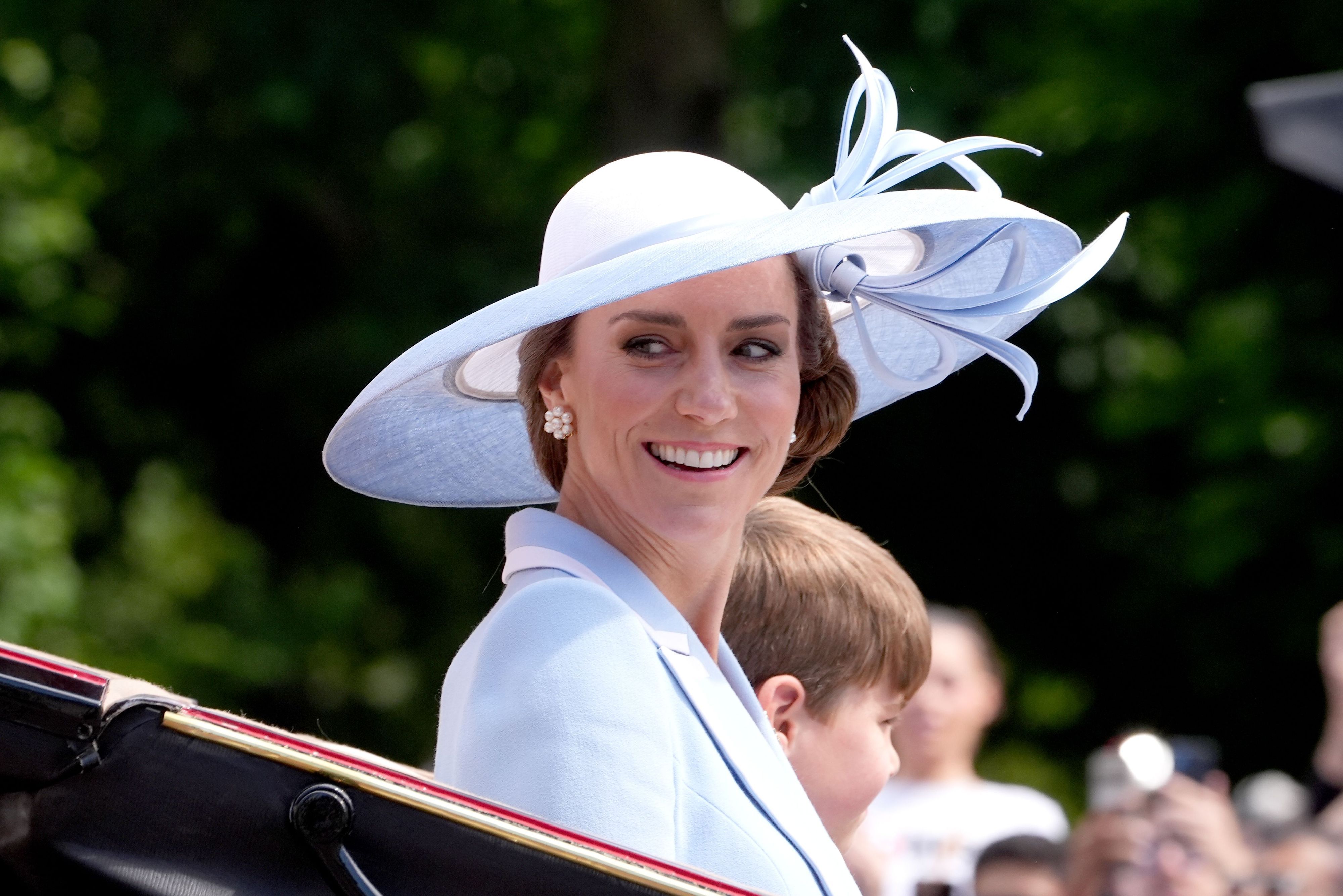 Prinzessin Kate strahlte an der Seite ihres Jüngsten, Prinz Louis, in der „Ascot Landau“-Kutsche auf dem Weg zur „Trooping the Colour“-Zeremonie im Zentrum Londons. Anlass sind die Feierlichkeiten zum offiziellen Geburtstag von König Charles III.
