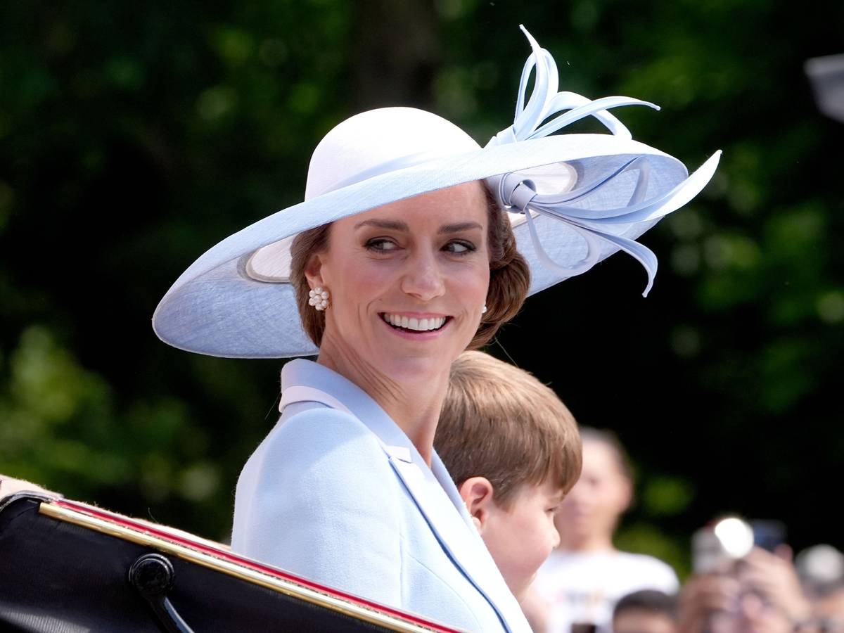Prinzessin Kate strahlte an der Seite ihres Jüngsten, Prinz Louis, in der „Ascot Landau“-Kutsche auf dem Weg zur „Trooping the Colour“-Zeremonie im Zentrum Londons. Anlass sind die Feierlichkeiten zum offiziellen Geburtstag von König Charles III.