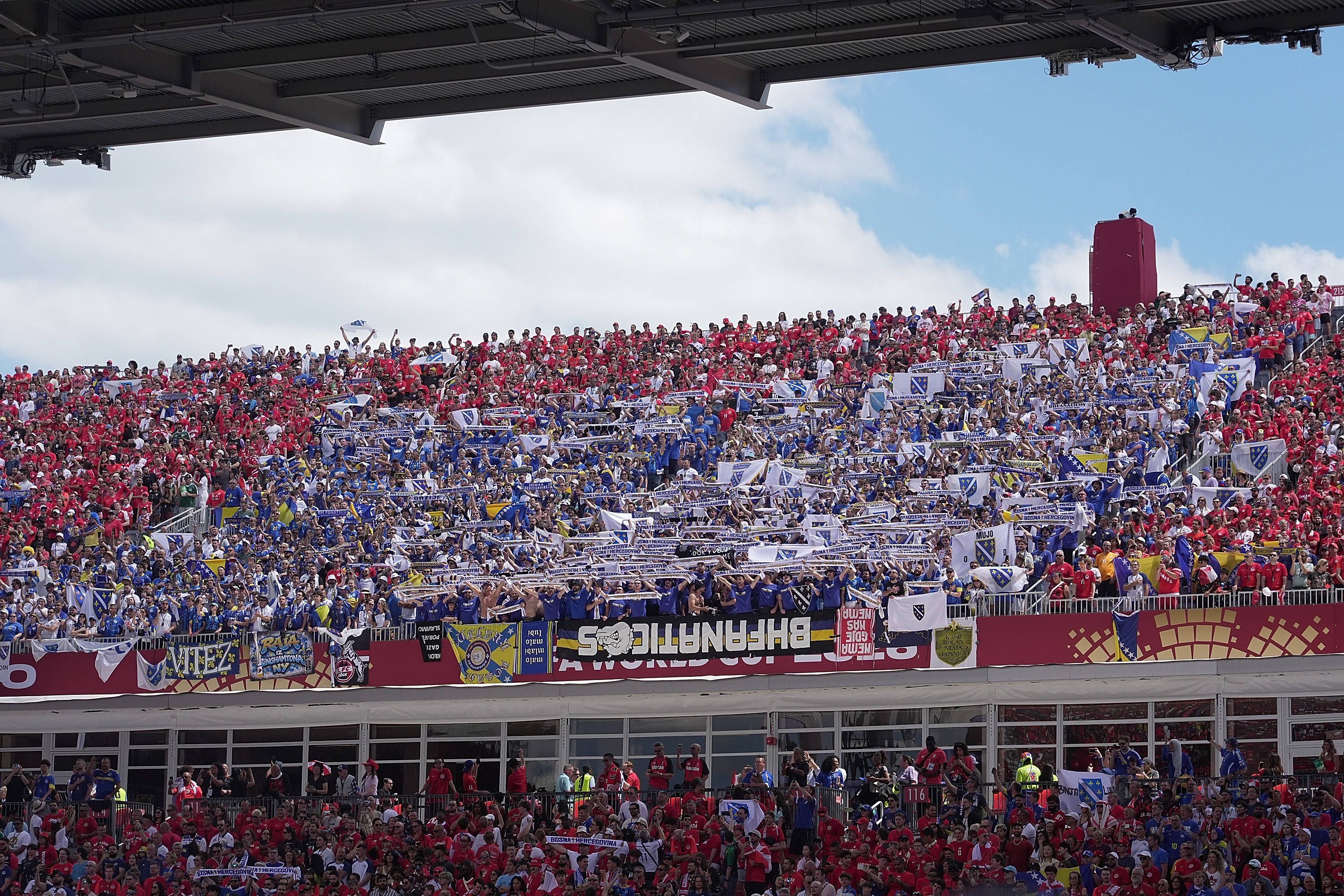 Die bosnischen Fans in Toronto auf der Tribüne.