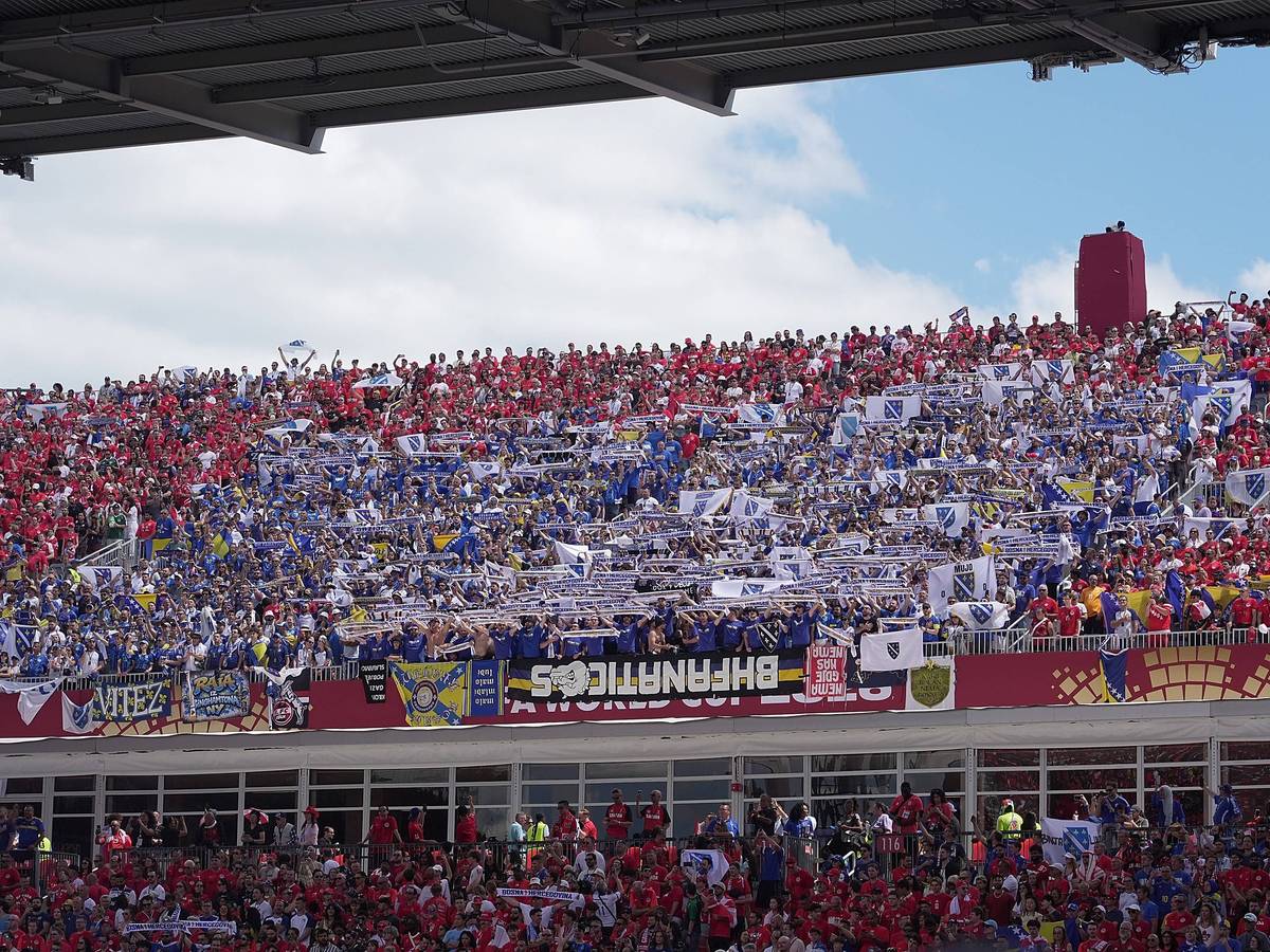 Die bosnischen Fans in Toronto auf der Tribüne.