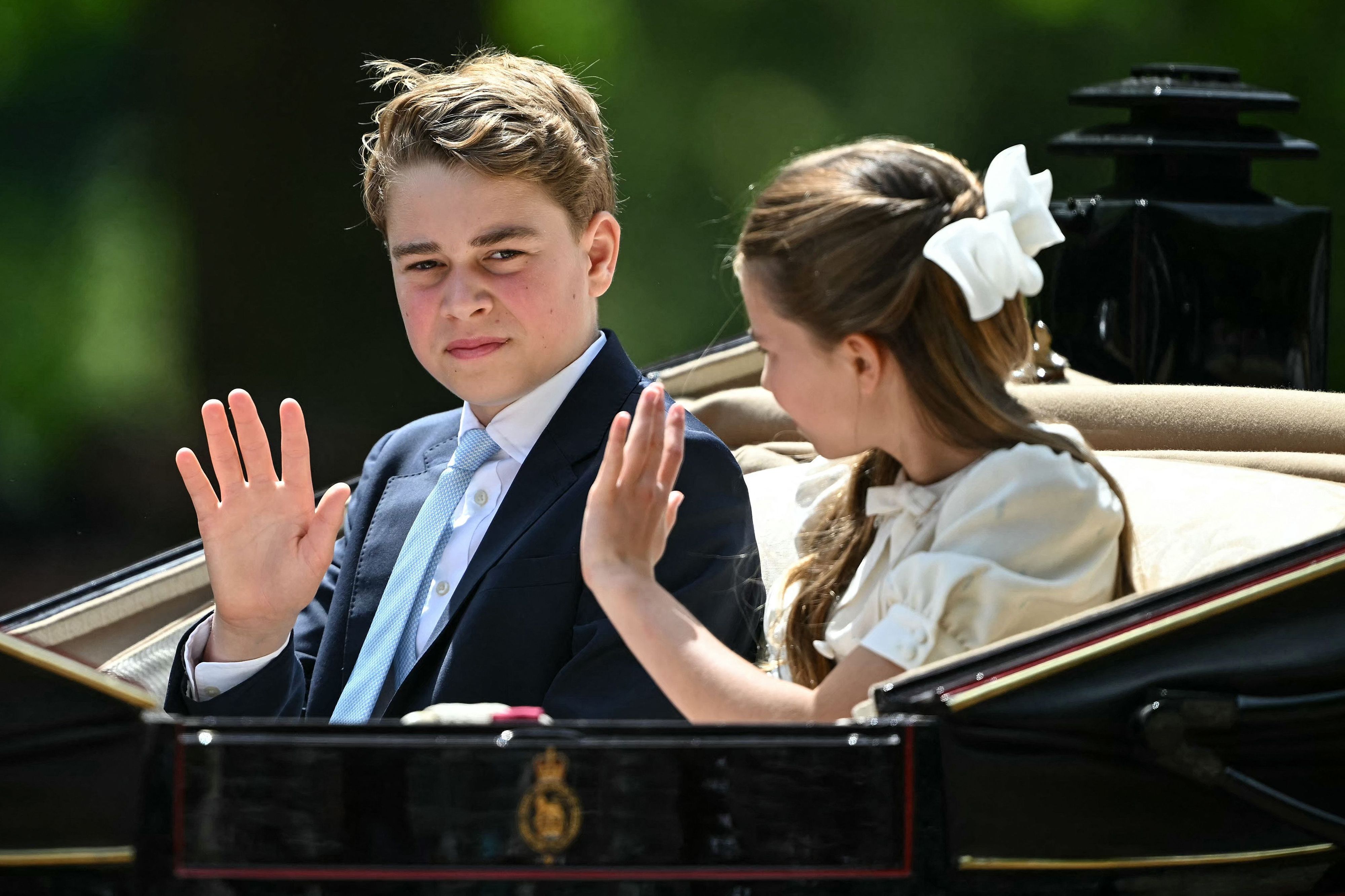 Prinz George und Prinzessin Charlotte in der Kutsche.
