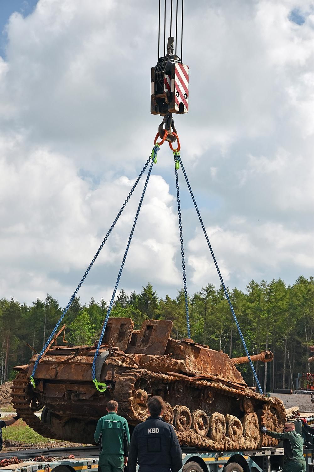 Nach der Bergung wird das StuG III verladen.