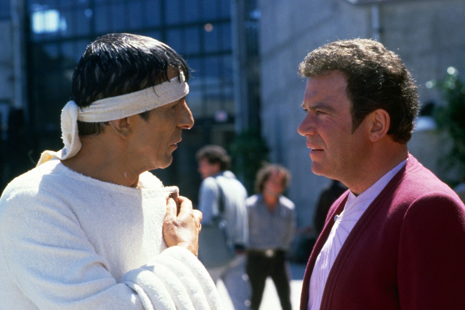 Admiral Kirk (William Shatner, rechts) und Mr. Spock (Leonard Nimoy) haben sich ins 20. Jahrhundert nach San Francisco zurückversetzen lassen, um Buckelwale zu suchen.  (Bild: ZDF/Bruce Birmelin)