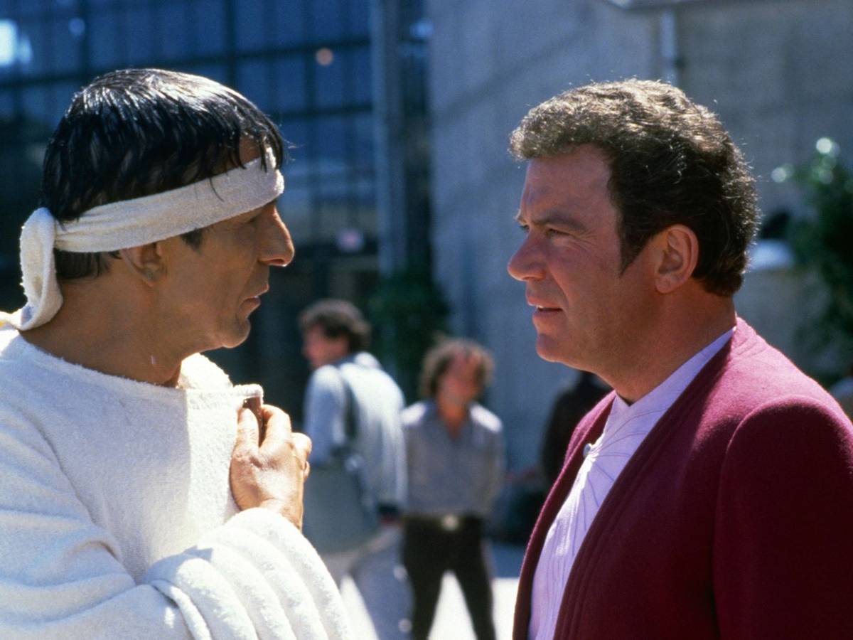 Admiral Kirk (William Shatner, rechts) und Mr. Spock (Leonard Nimoy) haben sich ins 20. Jahrhundert nach San Francisco zurückversetzen lassen, um Buckelwale zu suchen. (Bild: ZDF/Bruce Birmelin)