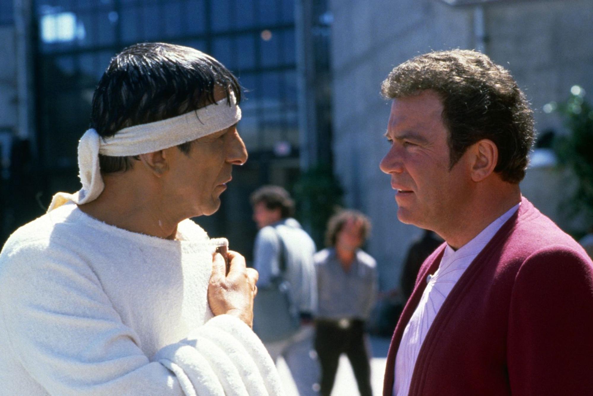 Admiral Kirk (William Shatner, rechts) und Mr. Spock (Leonard Nimoy) haben sich ins 20. Jahrhundert nach San Francisco zurückversetzen lassen, um Buckelwale zu suchen. (Bild: ZDF/Bruce Birmelin)