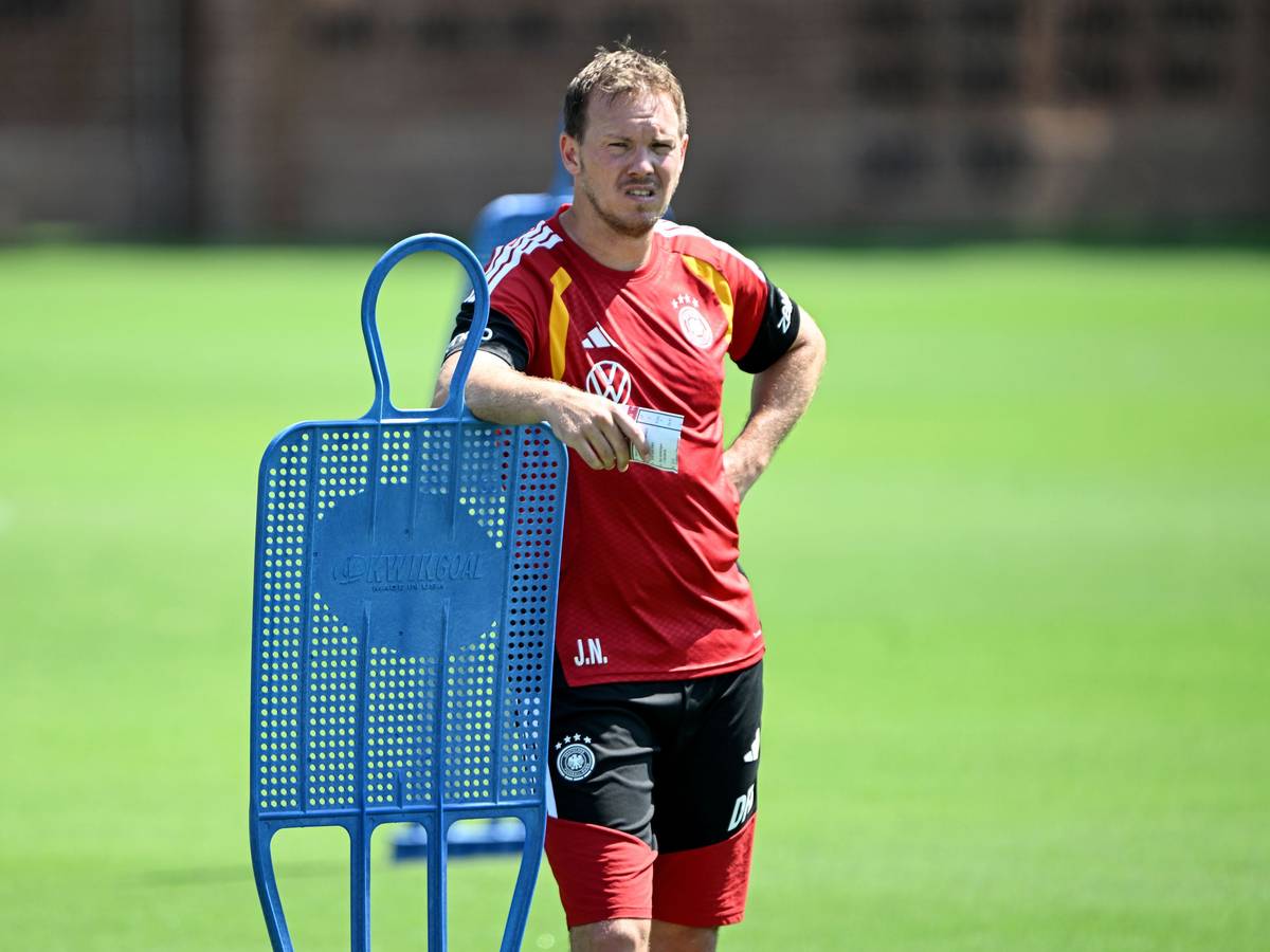 Bei einer Trainingseinheit lehnt sich Julian Nagelsmann an ein Hütchen.