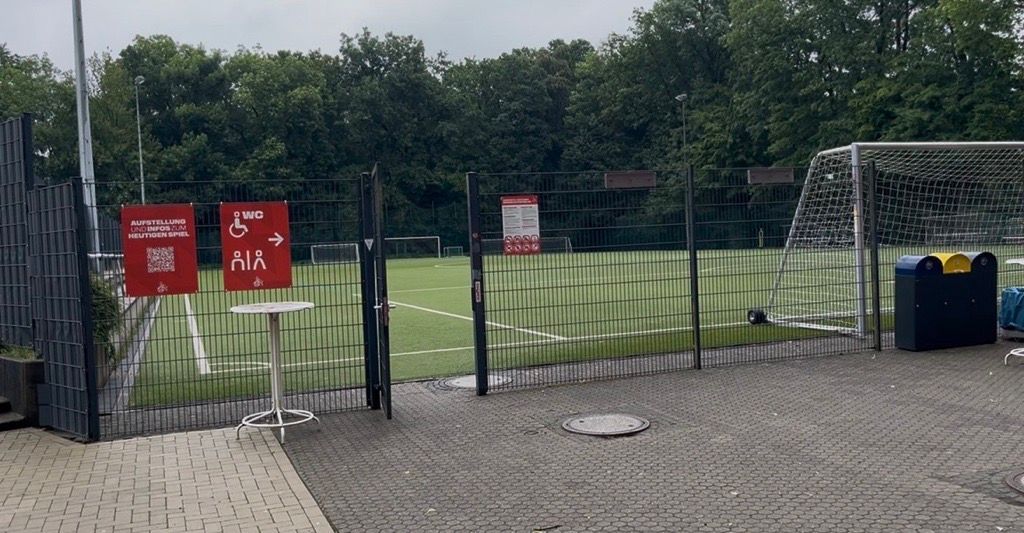 Auf diesem Kunstrasenplatz (Foto vom 12. Juni 2026) soll das neue Nachwuchsleistungszentrum des 1. FC Köln ab Anfang 2027 gebaut werden.