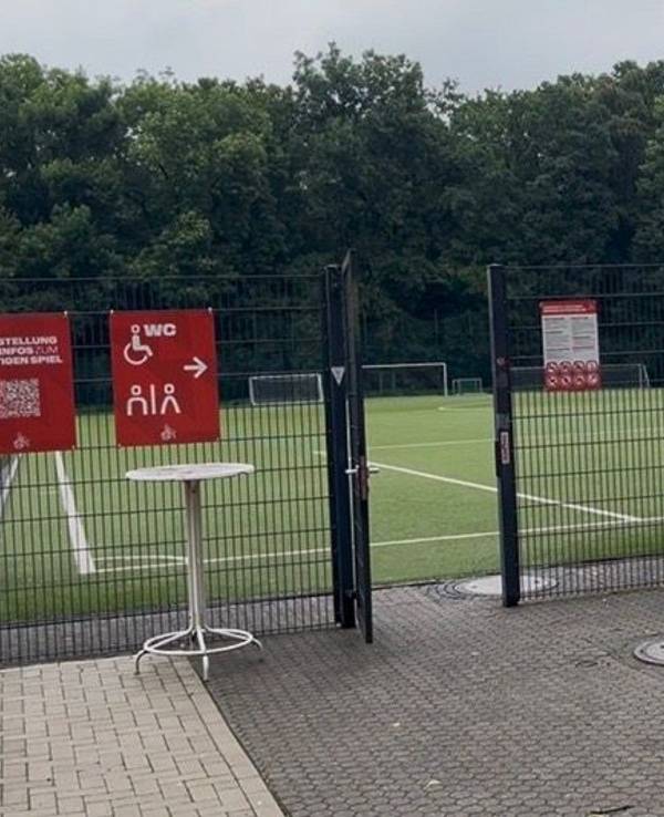 Auf diesem Kunstrasenplatz (Foto vom 12. Juni 2026) soll das neue Nachwuchsleistungszentrum des 1. FC Köln ab Anfang 2027 gebaut werden.