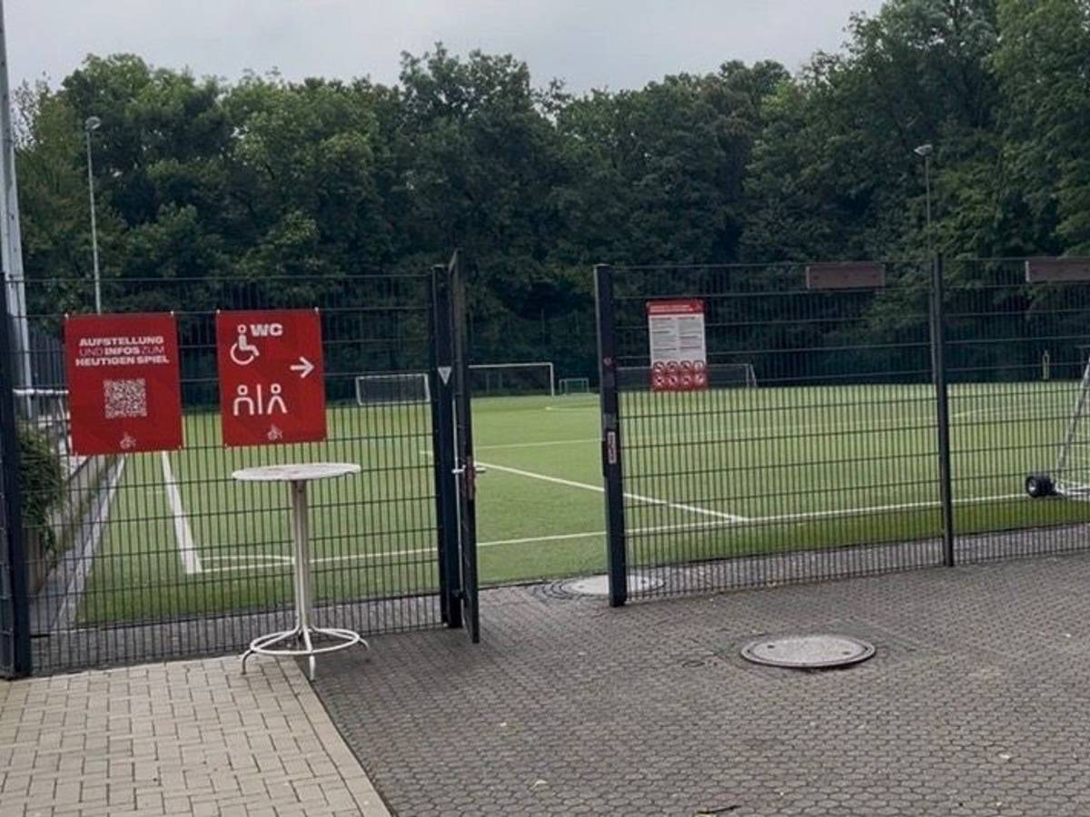 Auf diesem Kunstrasenplatz (Foto vom 12. Juni 2026) soll das neue Nachwuchsleistungszentrum des 1. FC Köln ab Anfang 2027 gebaut werden.