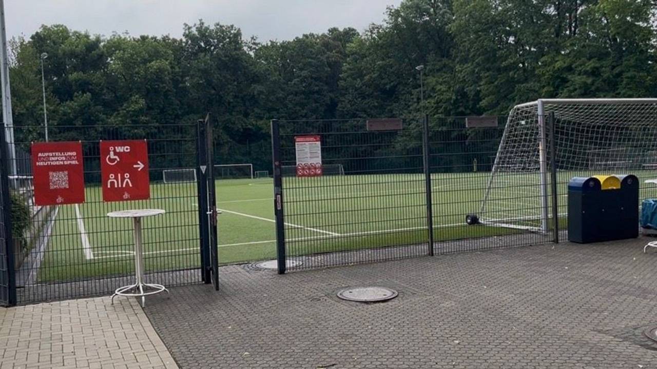 Auf diesem Kunstrasenplatz (Foto vom 12. Juni 2026) soll das neue Nachwuchsleistungszentrum des 1. FC Köln ab Anfang 2027 gebaut werden.