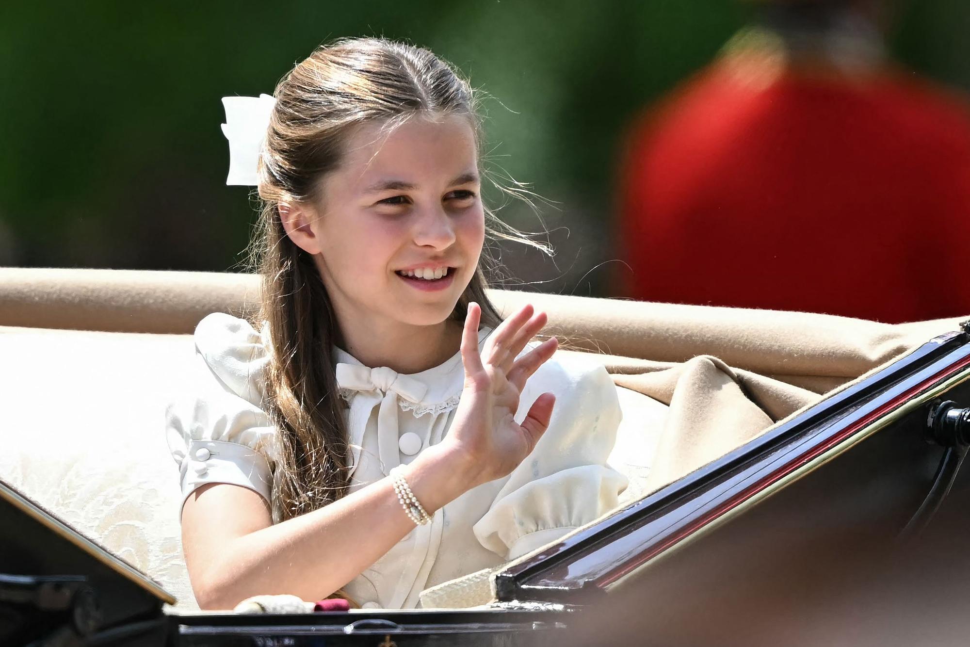 Prinzessin Charlotte winkt den Zuschauern zu, während sie von der Horse Guards Parade zum Buckingham Palace zurückkehrt.