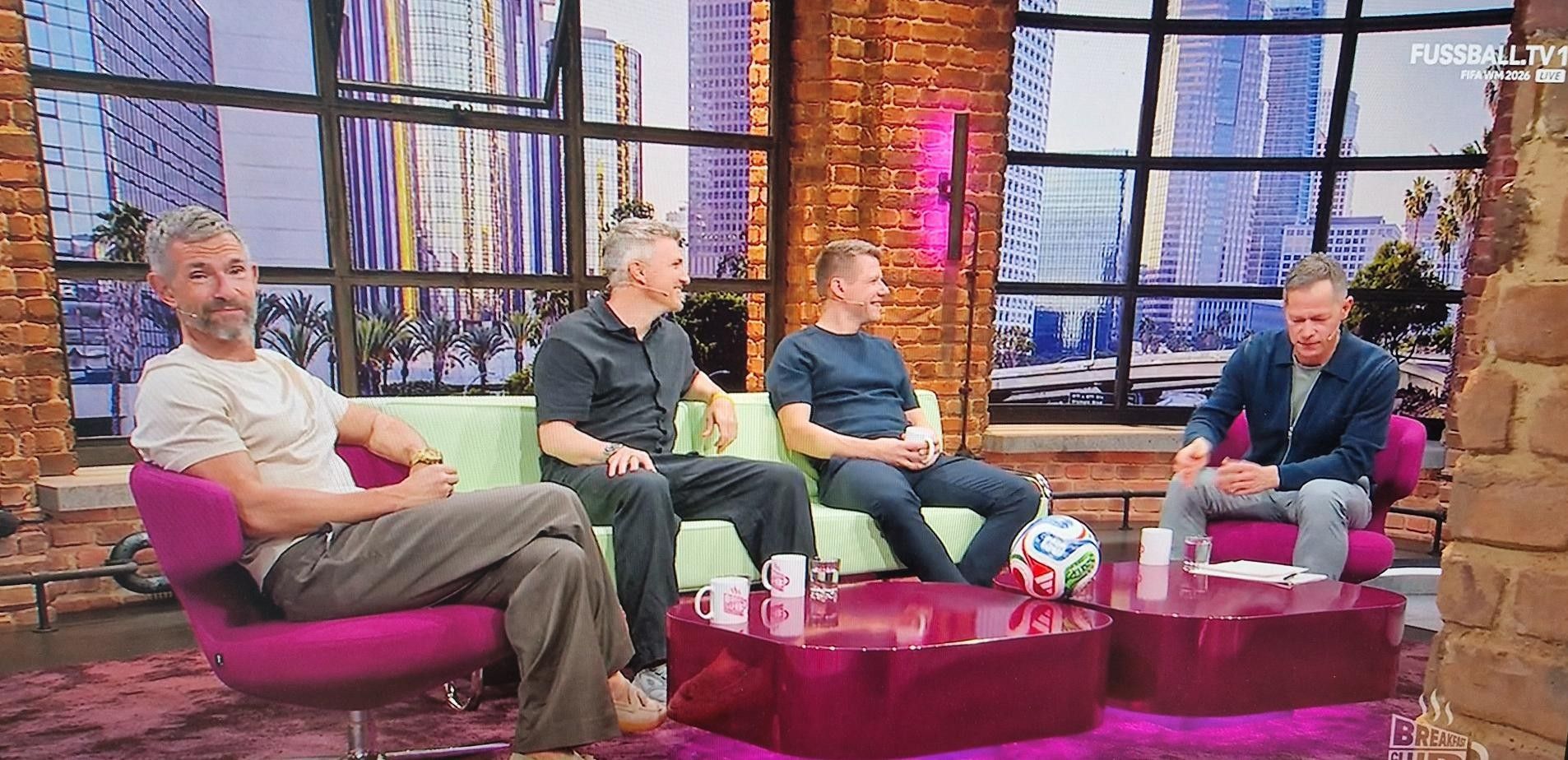 Micky Beisenherz, Tobias Schweinsteiger und Patrick Ittrich im „Breakfast Club“ von MagentaTV mit Moderator Sascha Bandermann.