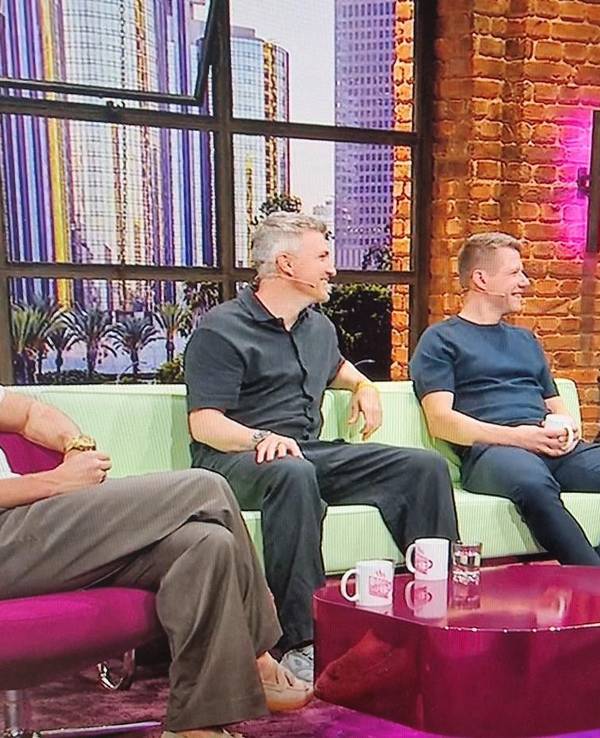 Micky Beisenherz, Tobias Schweinsteiger und Patrick Ittrich im „Breakfast Club“ von MagentaTV mit Moderator Sascha Bandermann.