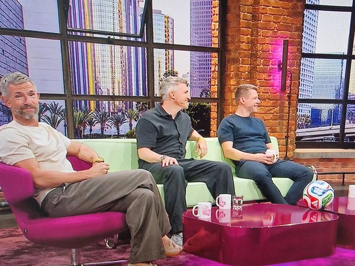 Micky Beisenherz, Tobias Schweinsteiger und Patrick Ittrich im „Breakfast Club“ von MagentaTV mit Moderator Sascha Bandermann.
